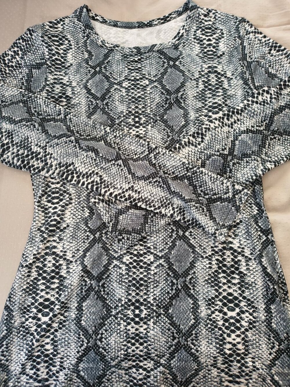 Black and white women's soft stretchy long sleeved t-shirt size small